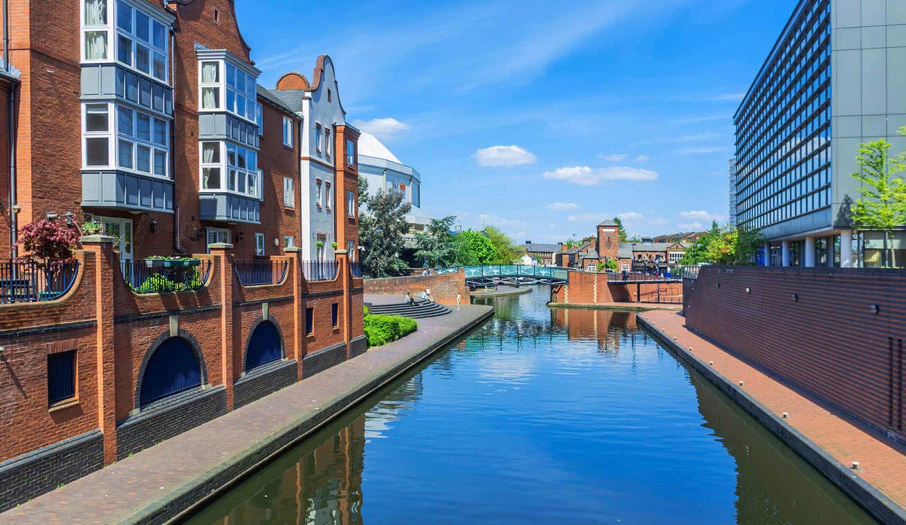 매력적인 운하를 탐험하세요